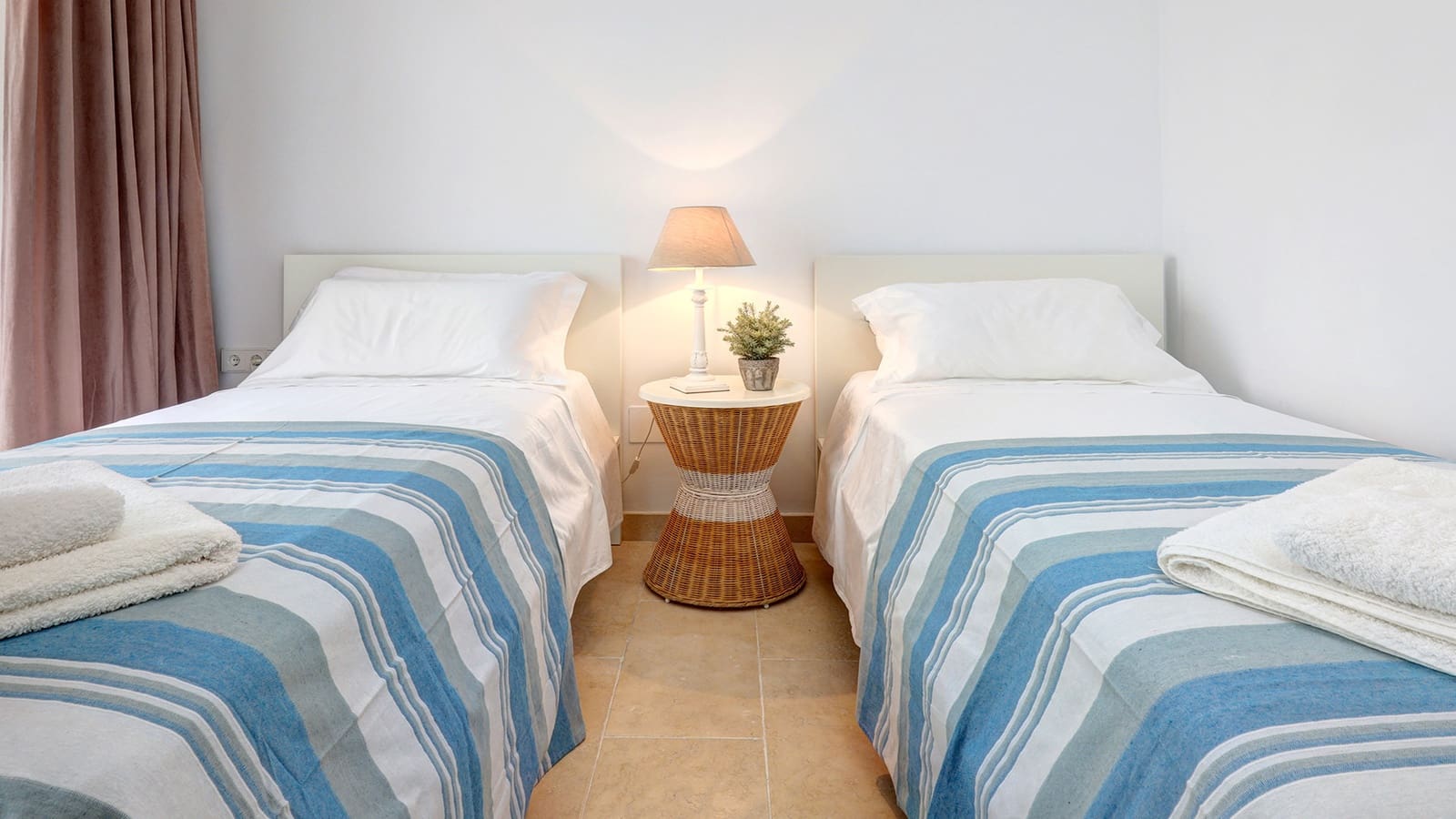 2 sypialnia Apartament na sprzedaż w Casares z basenem garażem - 479 000 € (Ref: 9153883)