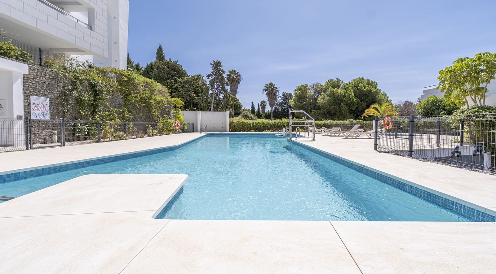 Apartamento de 2 habitaciones en Casares en venta con piscina garaje - 389.000 € (Ref: 9200451)