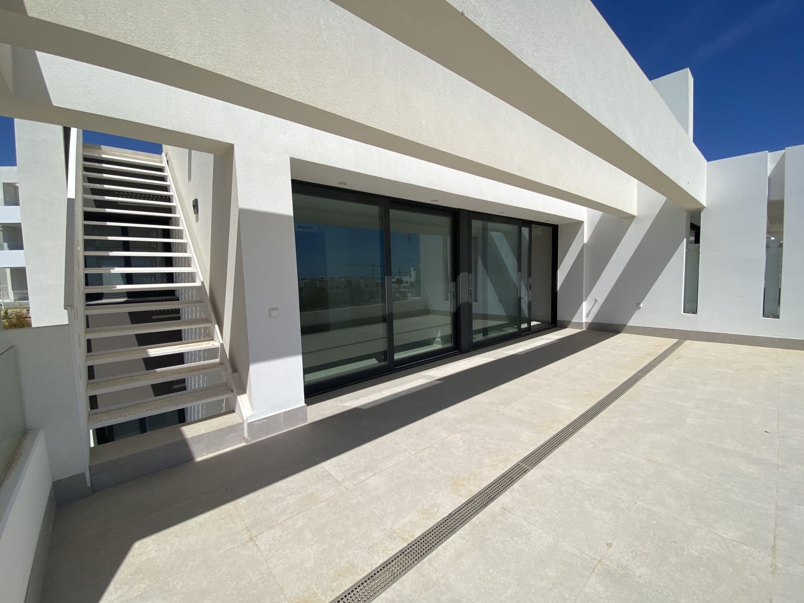 Ático de 3 habitaciones en Estepona en venta con piscina garaje - 675.000 € (Ref: 9206415)