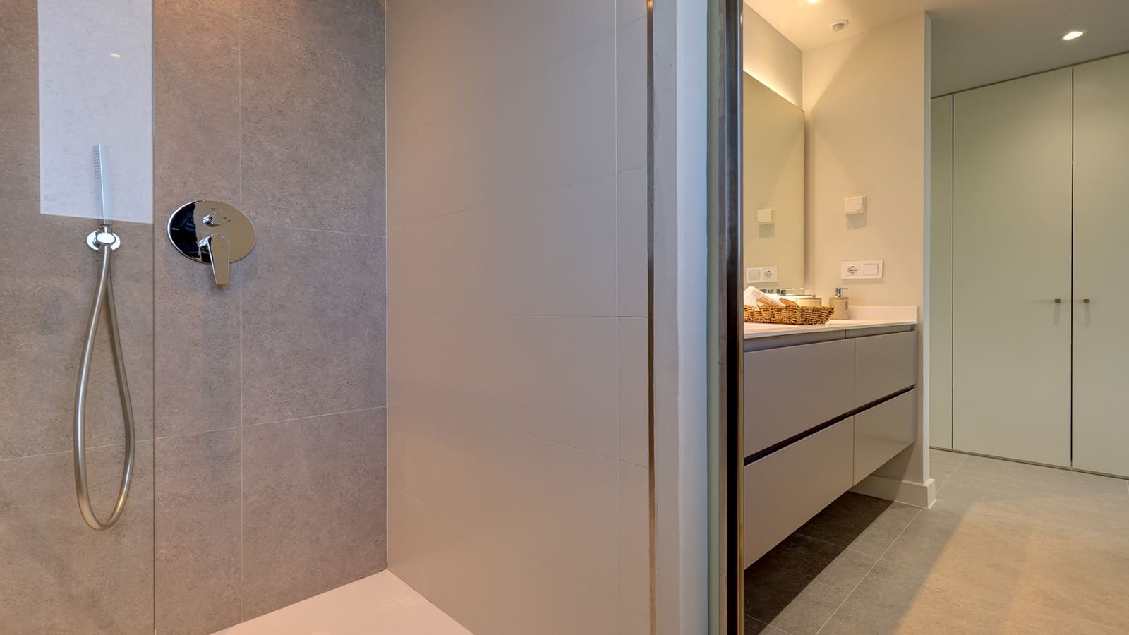 3 bedroom Apartment for sale in Estepona with pool garage - € 590,000 (Ref: 9206416)