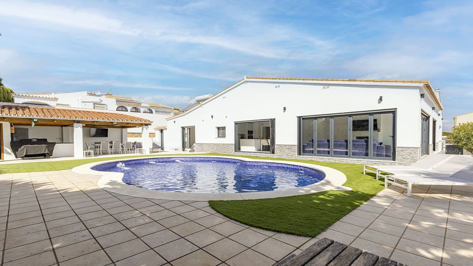 4 soveværelse Bungalow til salg i Manilva med swimmingpool garage - € 935.000 (Ref: 9337805)