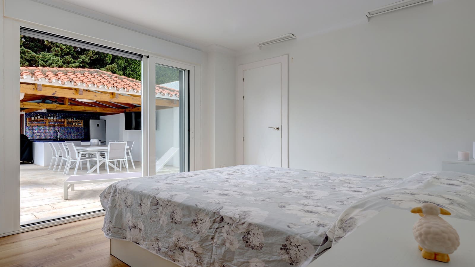 4 soveværelse Bungalow til salg i Manilva med swimmingpool garage - € 935.000 (Ref: 9337805)