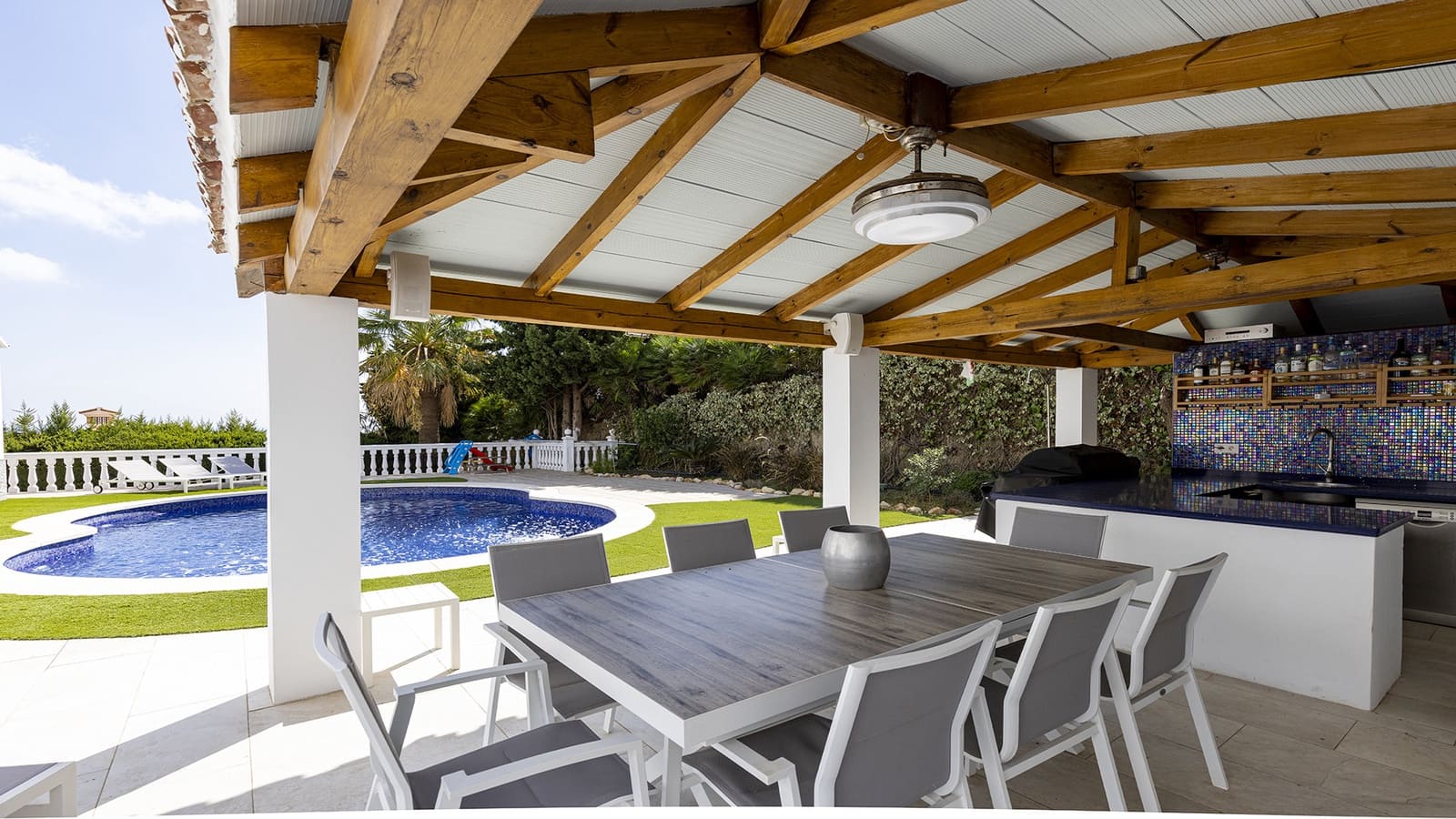 4 soveværelse Bungalow til salg i Manilva med swimmingpool garage - € 935.000 (Ref: 9337805)