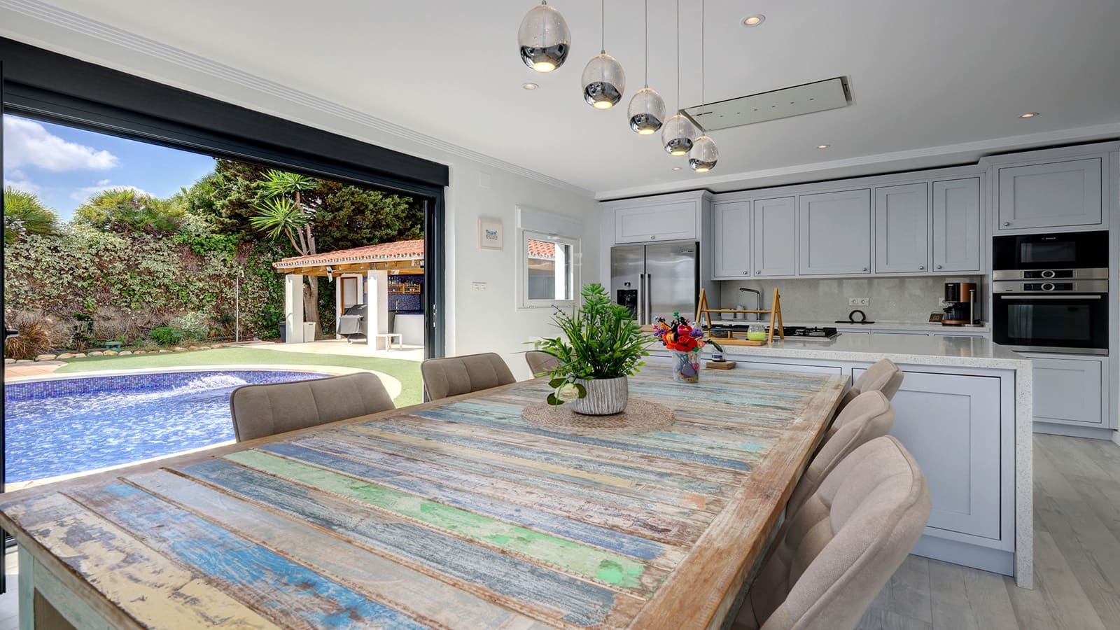 4 soveværelse Bungalow til salg i Manilva med swimmingpool garage - € 935.000 (Ref: 9337805)