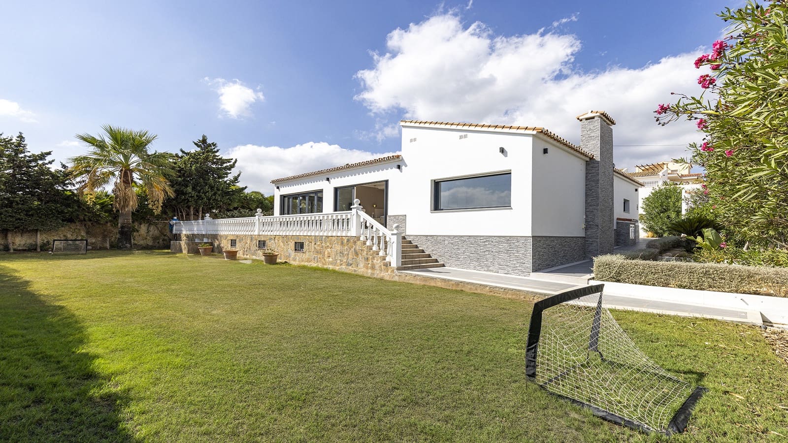 4 soveværelse Bungalow til salg i Manilva med swimmingpool garage - € 935.000 (Ref: 9337805)