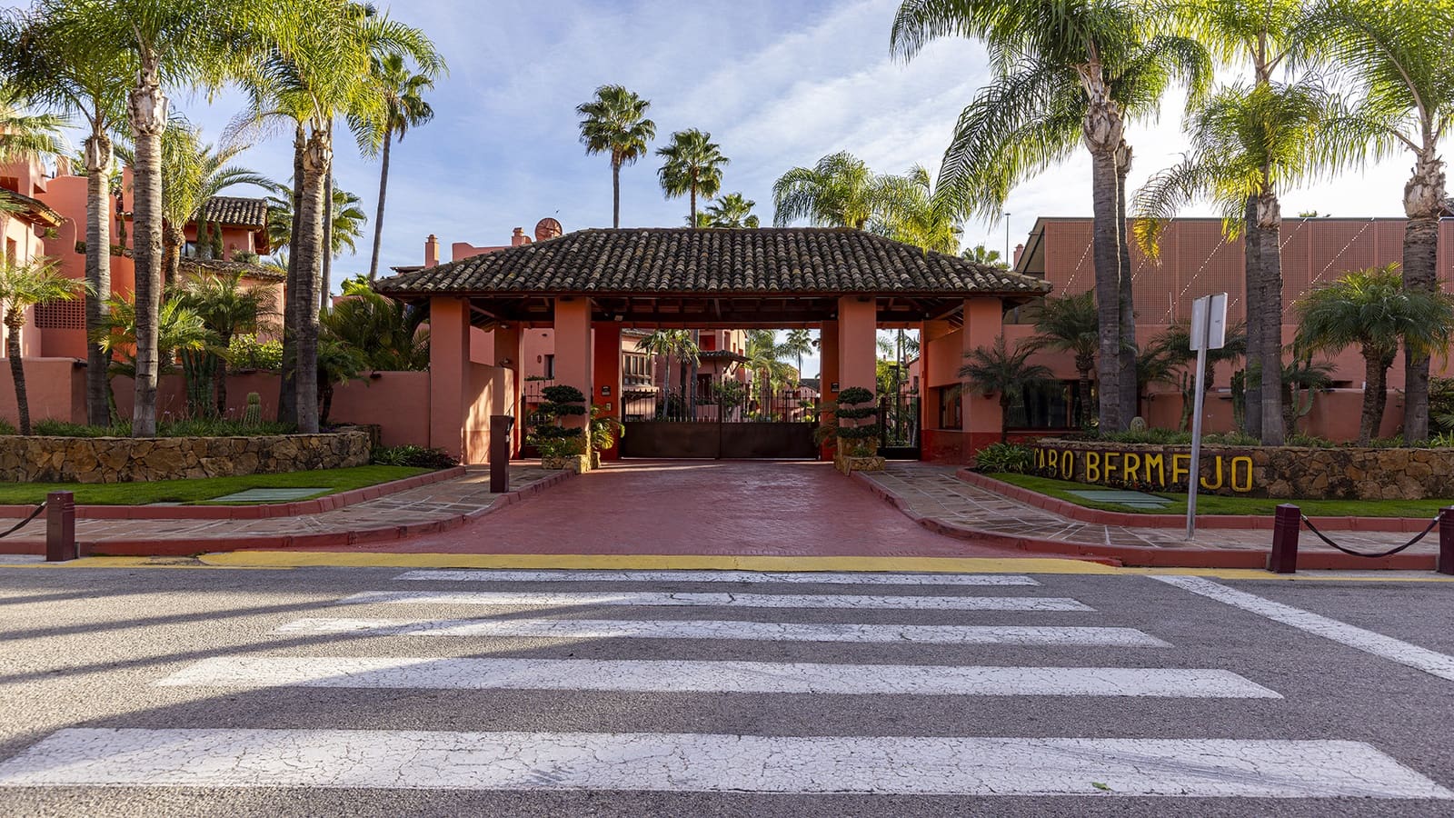 2 bedroom Apartment for sale in Guadalmansa with pool garage - € 1,475,000 (Ref: 9422211)