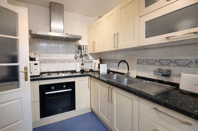 4 soveværelse Byhus til salg i Manilva med swimmingpool garage - € 450.000 (Ref: 9698723)