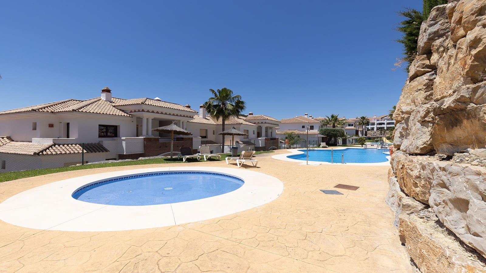 3 slaapkamer Penthouse te koop in Casares met zwembad garage - € 650.000 (Ref: 9865013)