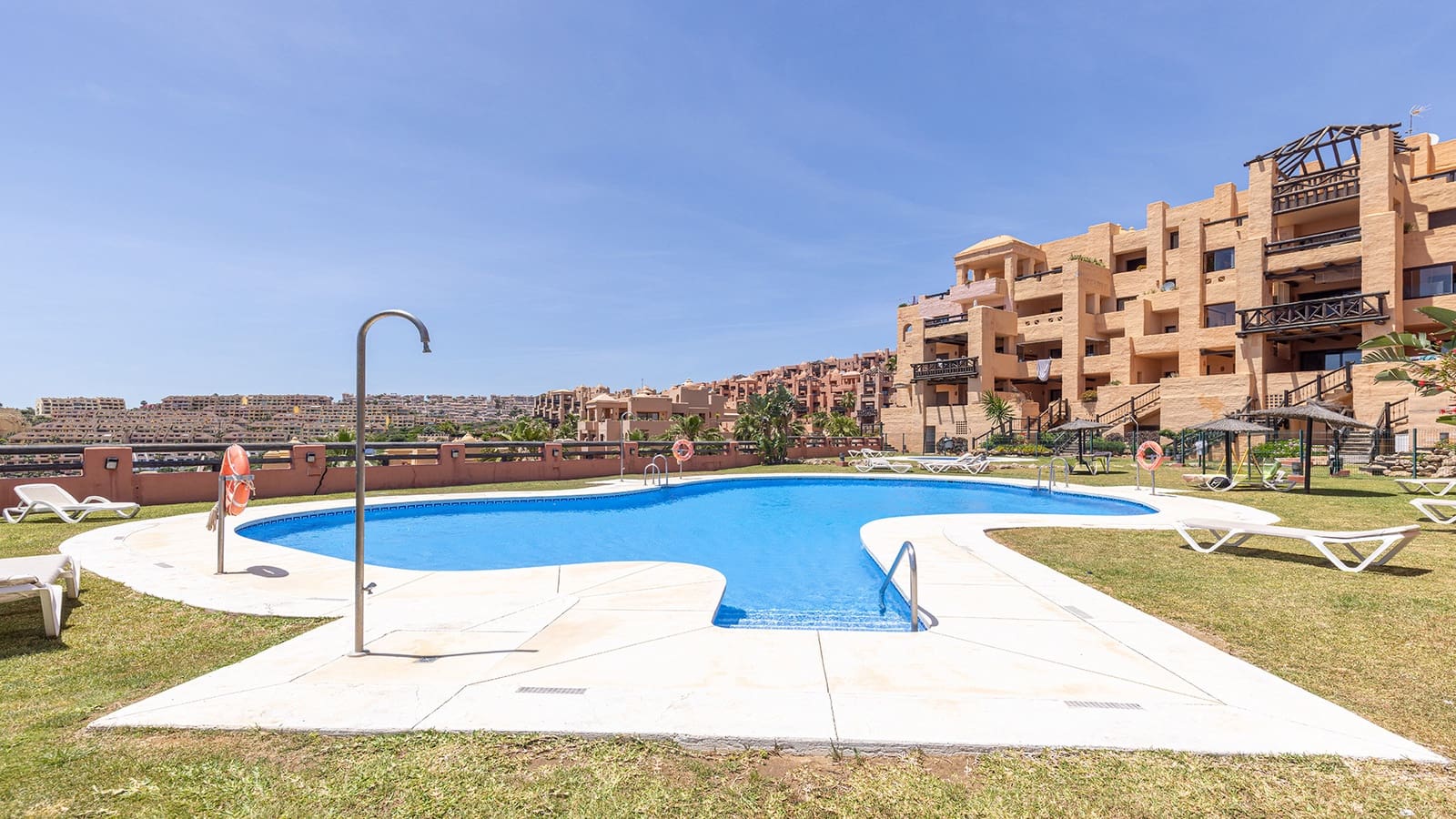 2 bedroom Apartment for sale in San Luis de Sabinillas with pool garage - € 329,000 (Ref: 9865014)