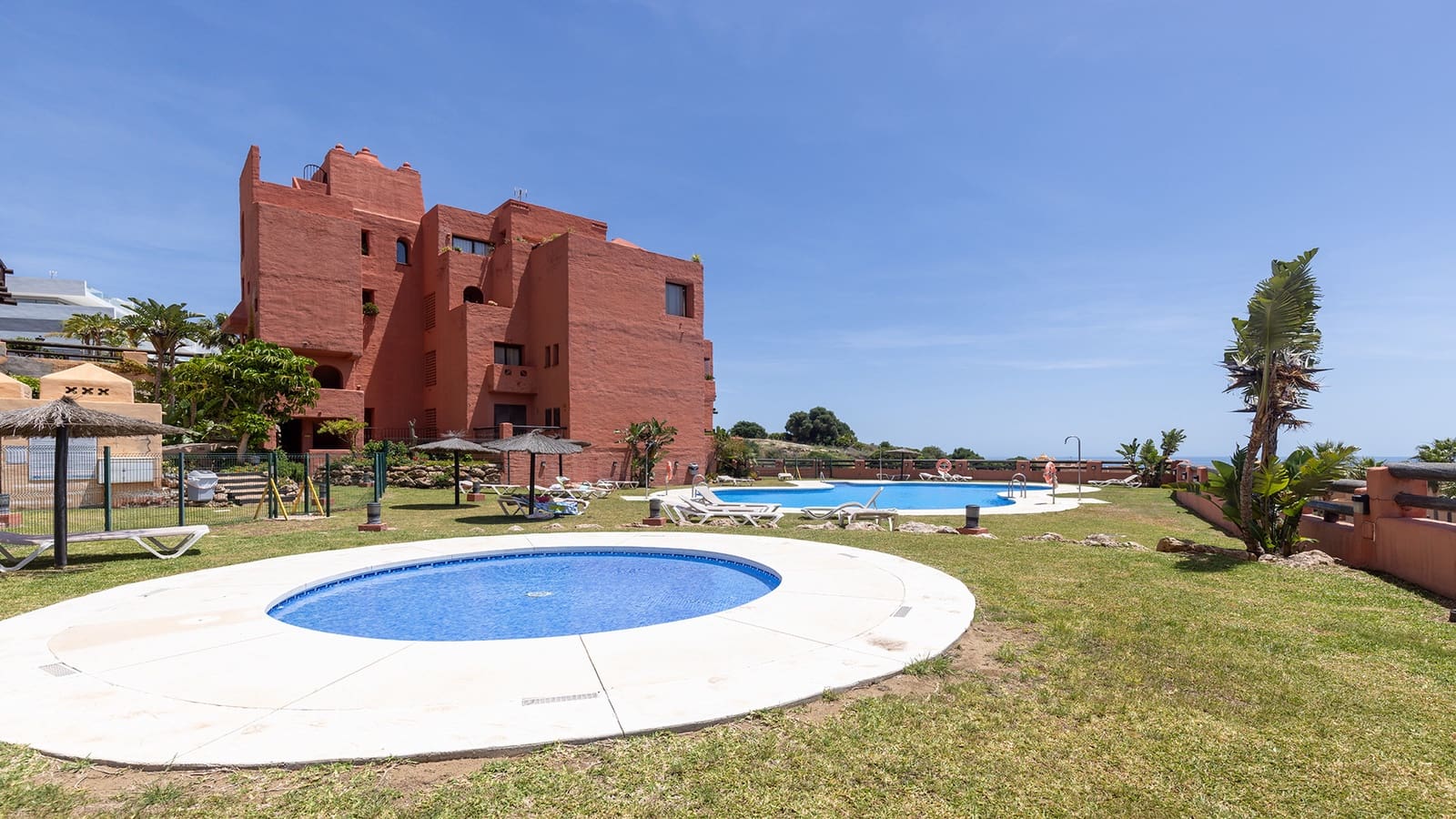 2 bedroom Apartment for sale in San Luis de Sabinillas with pool garage - € 329,000 (Ref: 9865014)