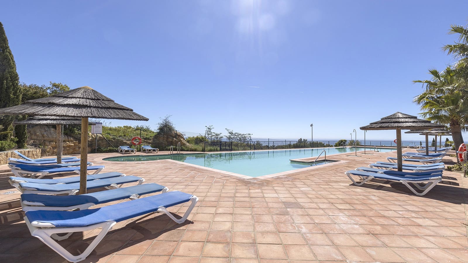 3 sypialnia Apartament na sprzedaż w Casares z basenem garażem - 620 000 € (Ref: 9880751)