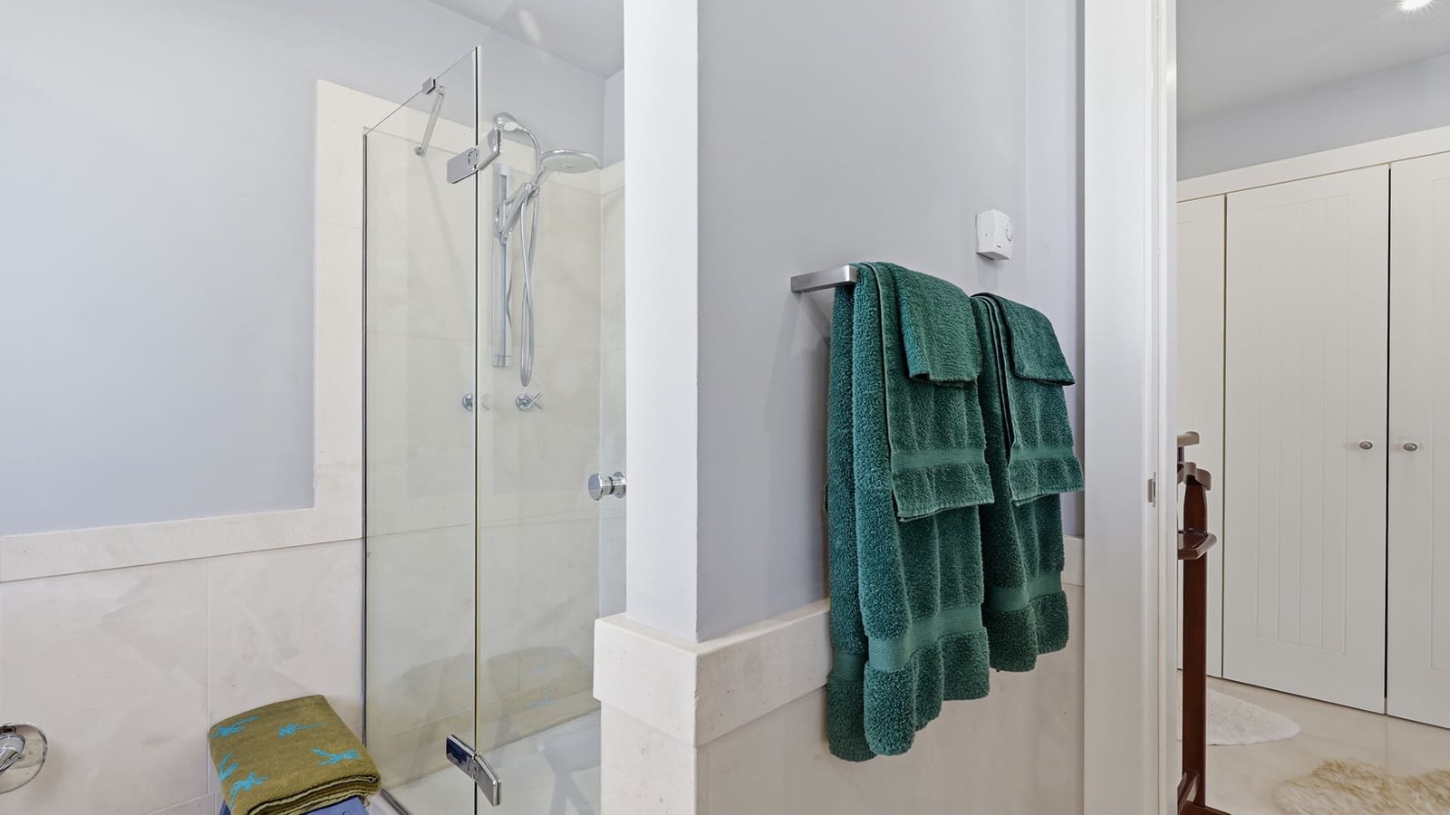 3 sypialnia Apartament na sprzedaż w Casares z basenem garażem - 620 000 € (Ref: 9880751)