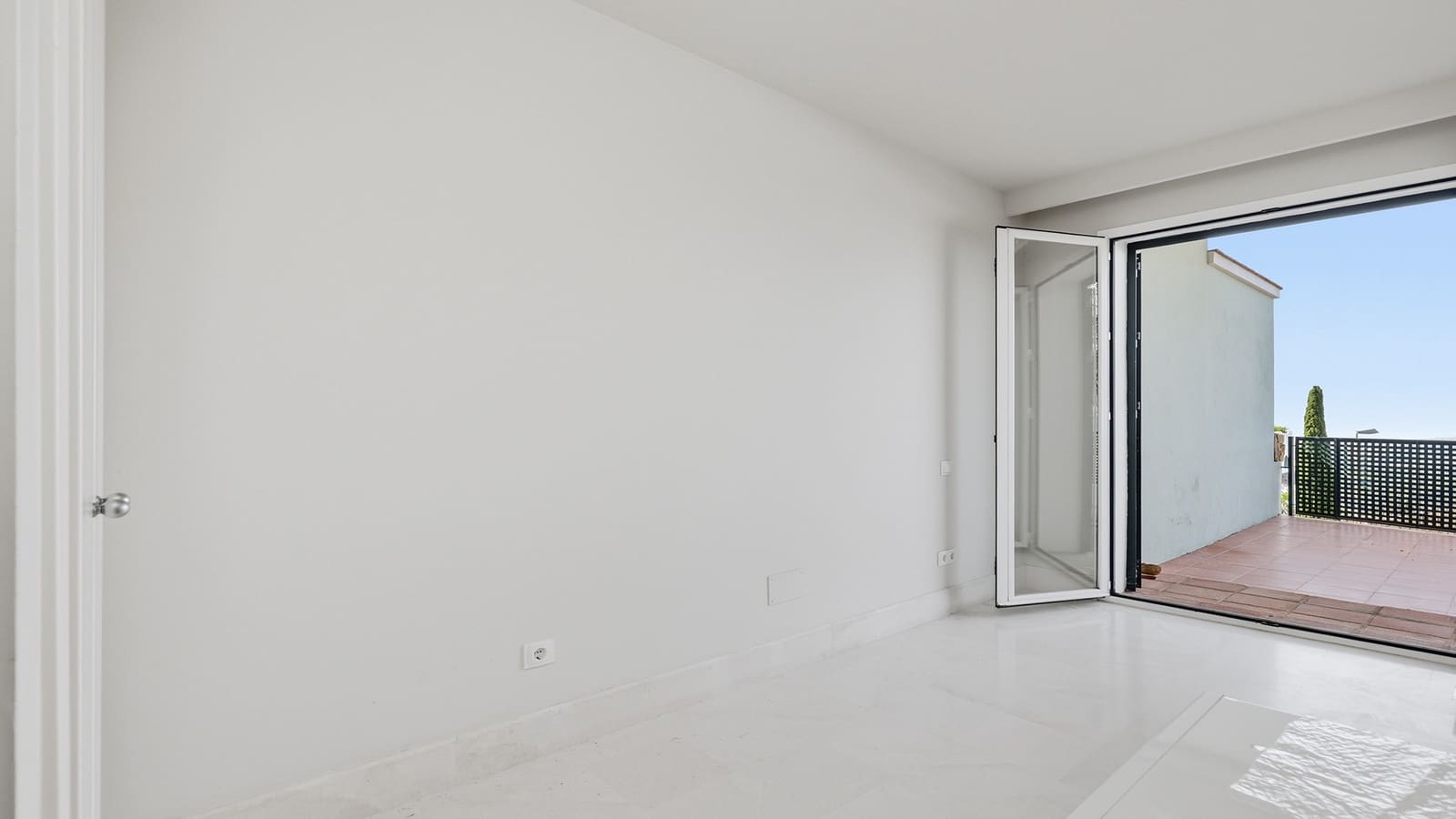 3 bedroom Apartment for sale in Casares with pool garage - € 595,000 (Ref: 9927032)