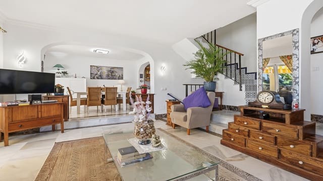 4 soverom Kjedet enebolig til salgs i Manilva med svømmebasseng garasje - € 420 000 (Ref: 9936054)
