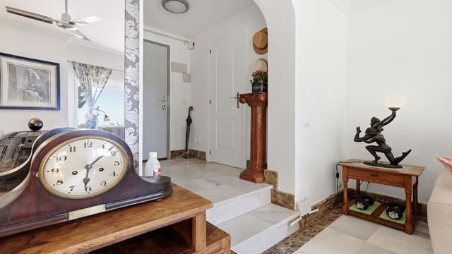 4 soverom Kjedet enebolig til salgs i Manilva med svømmebasseng garasje - € 420 000 (Ref: 9936054)