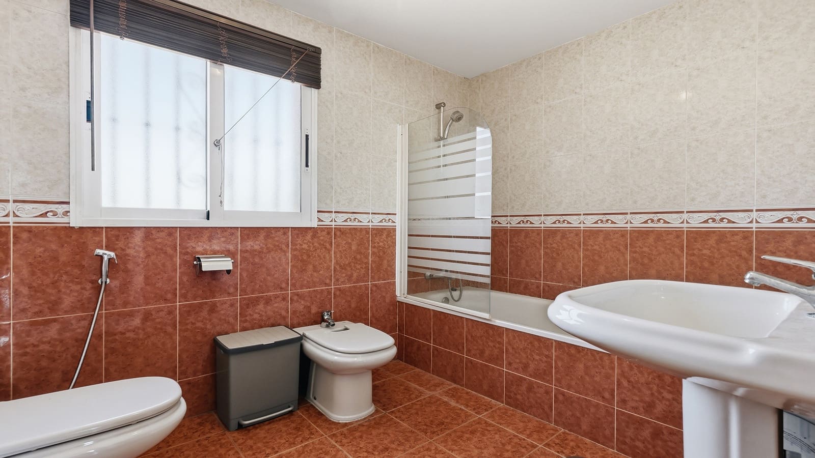 4 bedroom Semi-detached Villa for sale in Manilva with pool garage - € 420,000 (Ref: 9936054)