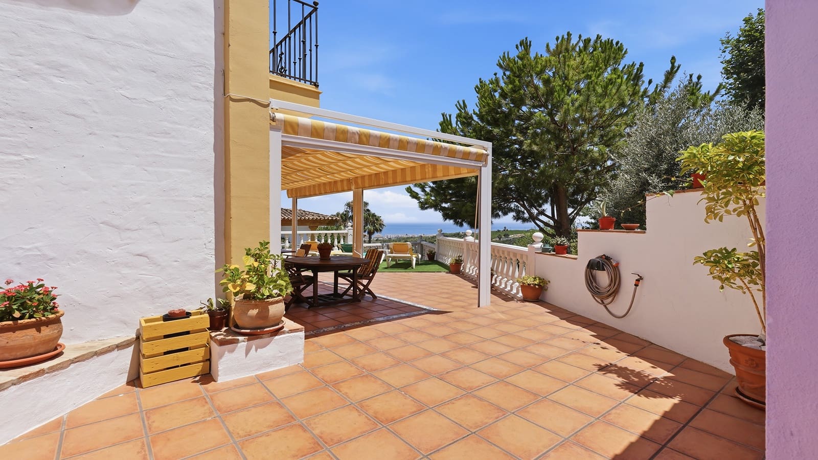 4 bedroom Semi-detached Villa for sale in Manilva with pool garage - € 420,000 (Ref: 9936054)