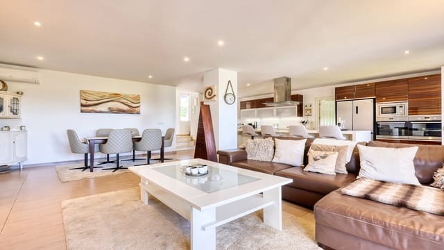 4 soveværelse Villa til salg i Manilva med swimmingpool garage - € 650.000 (Ref: 9939603)