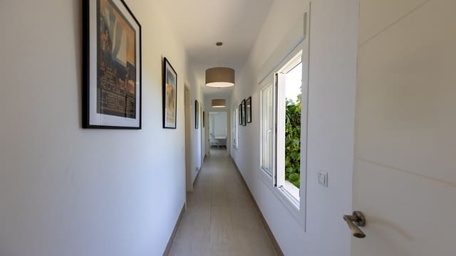 4 Zimmer Villa zu verkaufen in Manilva mit Pool Garage - 1.100.000 € (Ref: 9954878)
