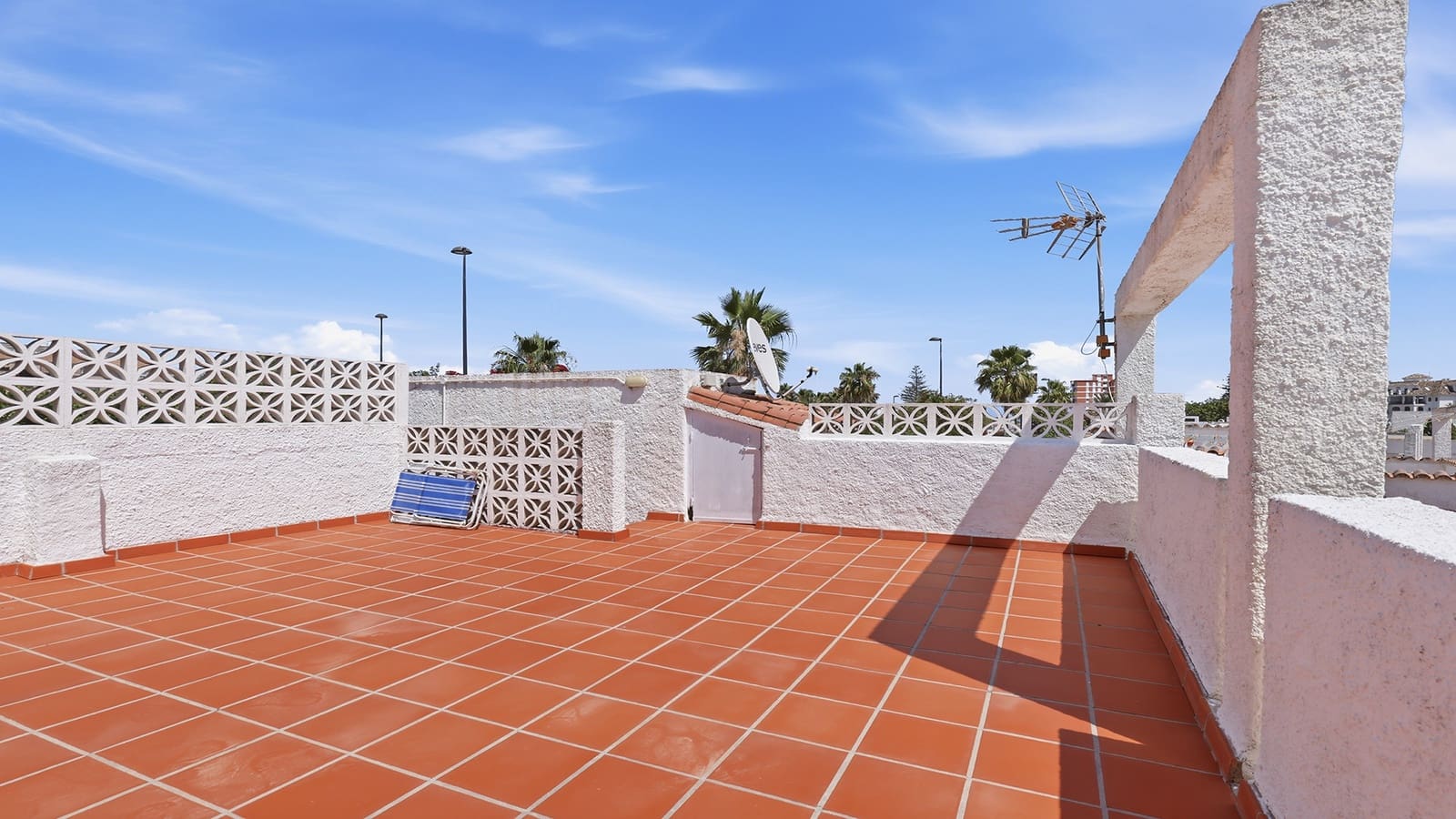 Chalet de 3 habitaciones en Manilva en venta con piscina garaje - 380.000 € (Ref: 9957627)