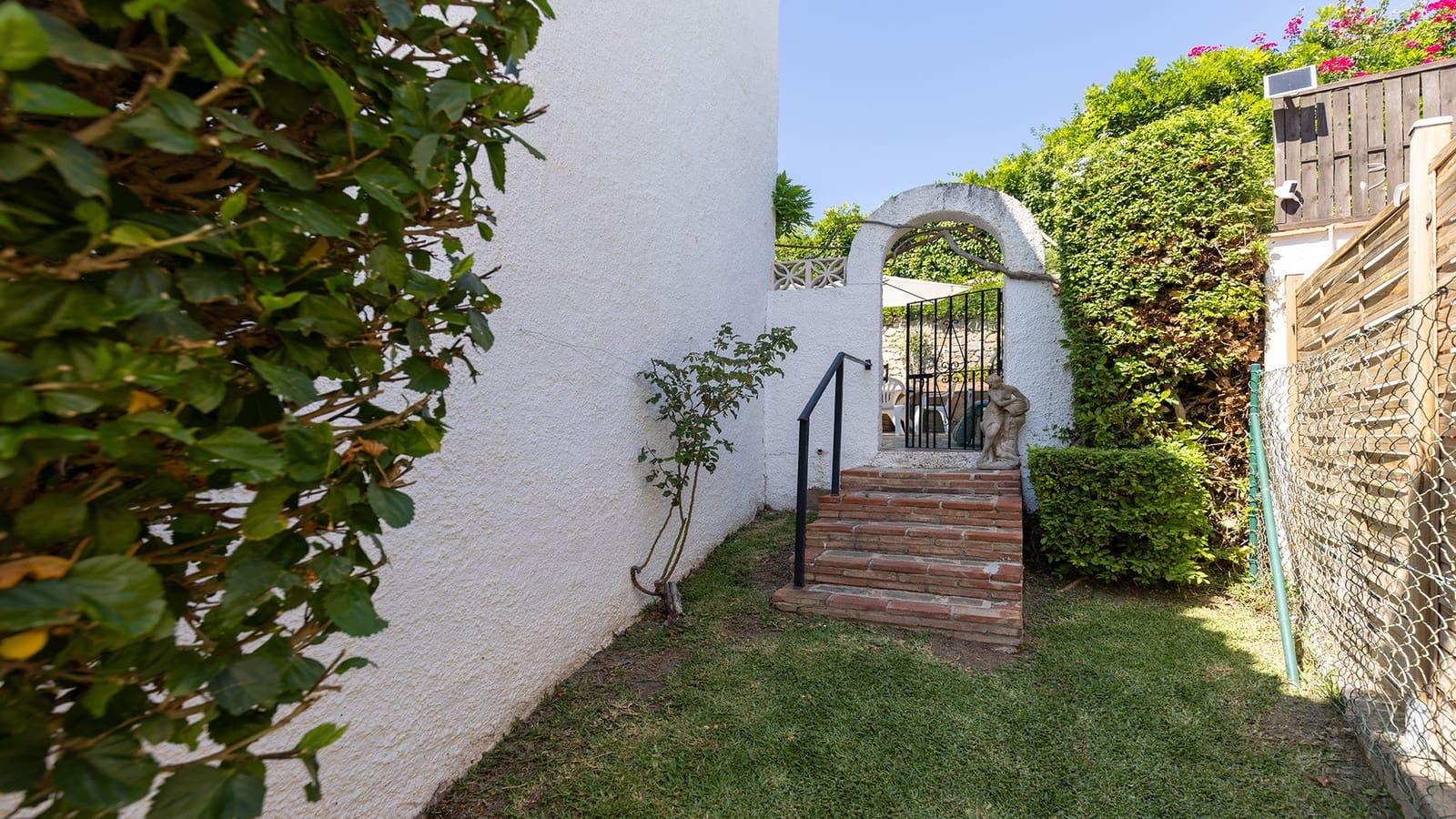 Chalet de 3 habitaciones en Manilva en venta con piscina garaje - 380.000 € (Ref: 9957627)
