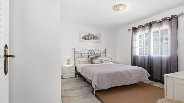 2 slaapkamer Penthouse te koop in Manilva met zwembad garage - € 299.000 (Ref: 9982681)