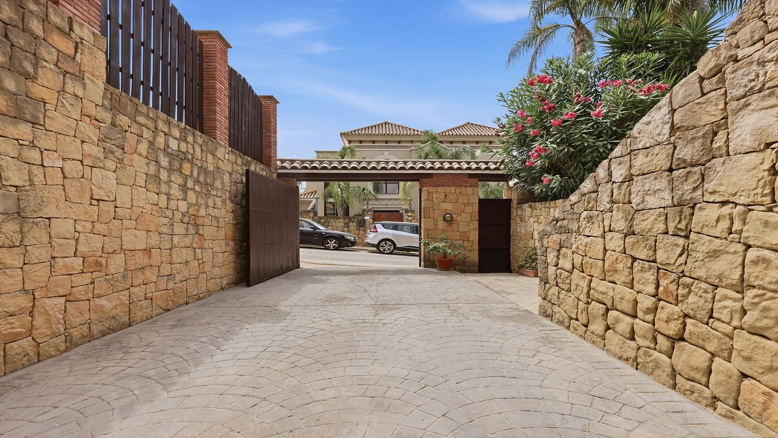 3 slaapkamer Villa te koop in Estepona met zwembad garage - € 1.500.000 (Ref: 9984549)
