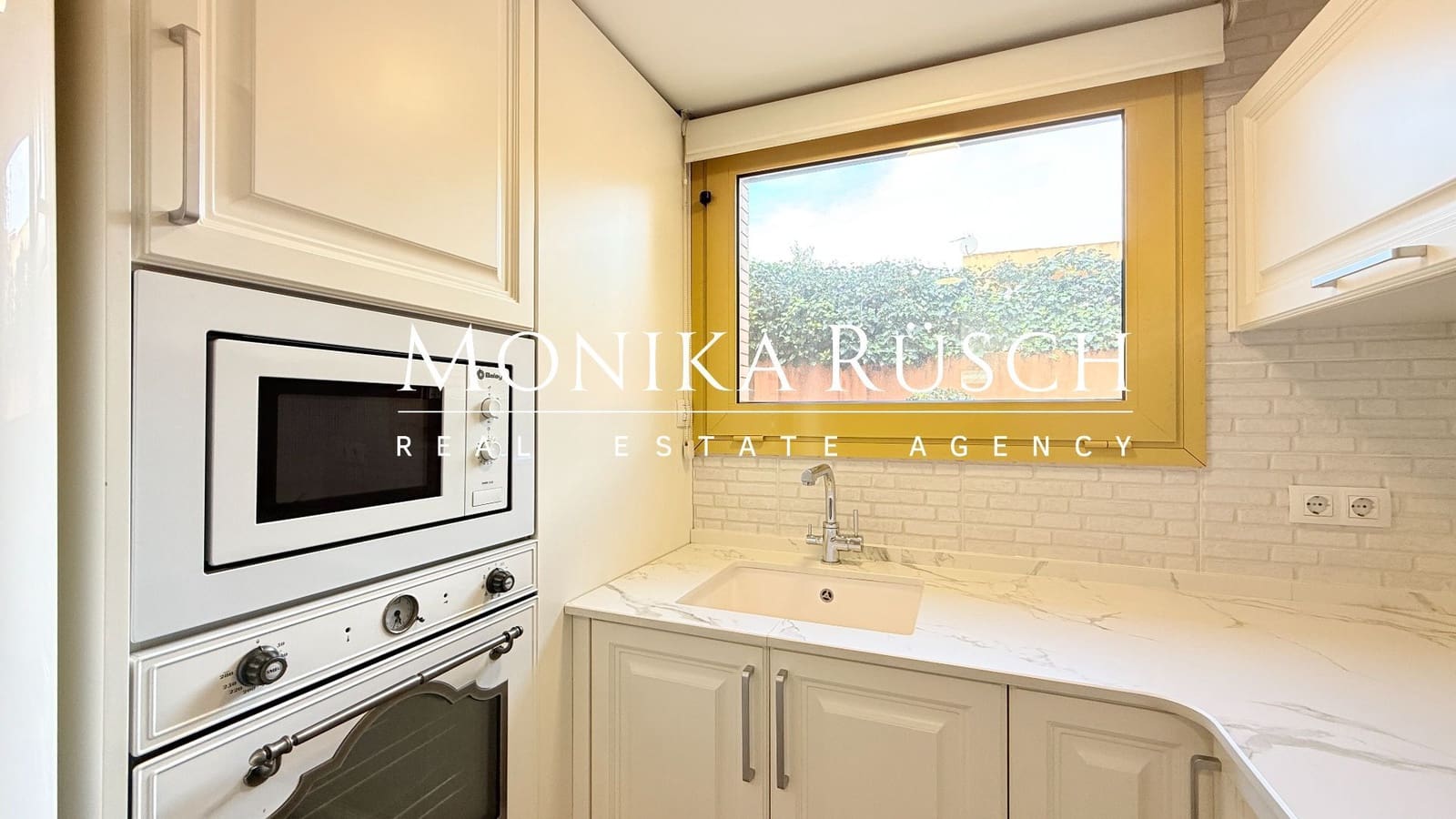 3 soveværelse Semi-Rækkehus til salg i Molins de Rei med garage - € 520.000 (Ref: 8892117)