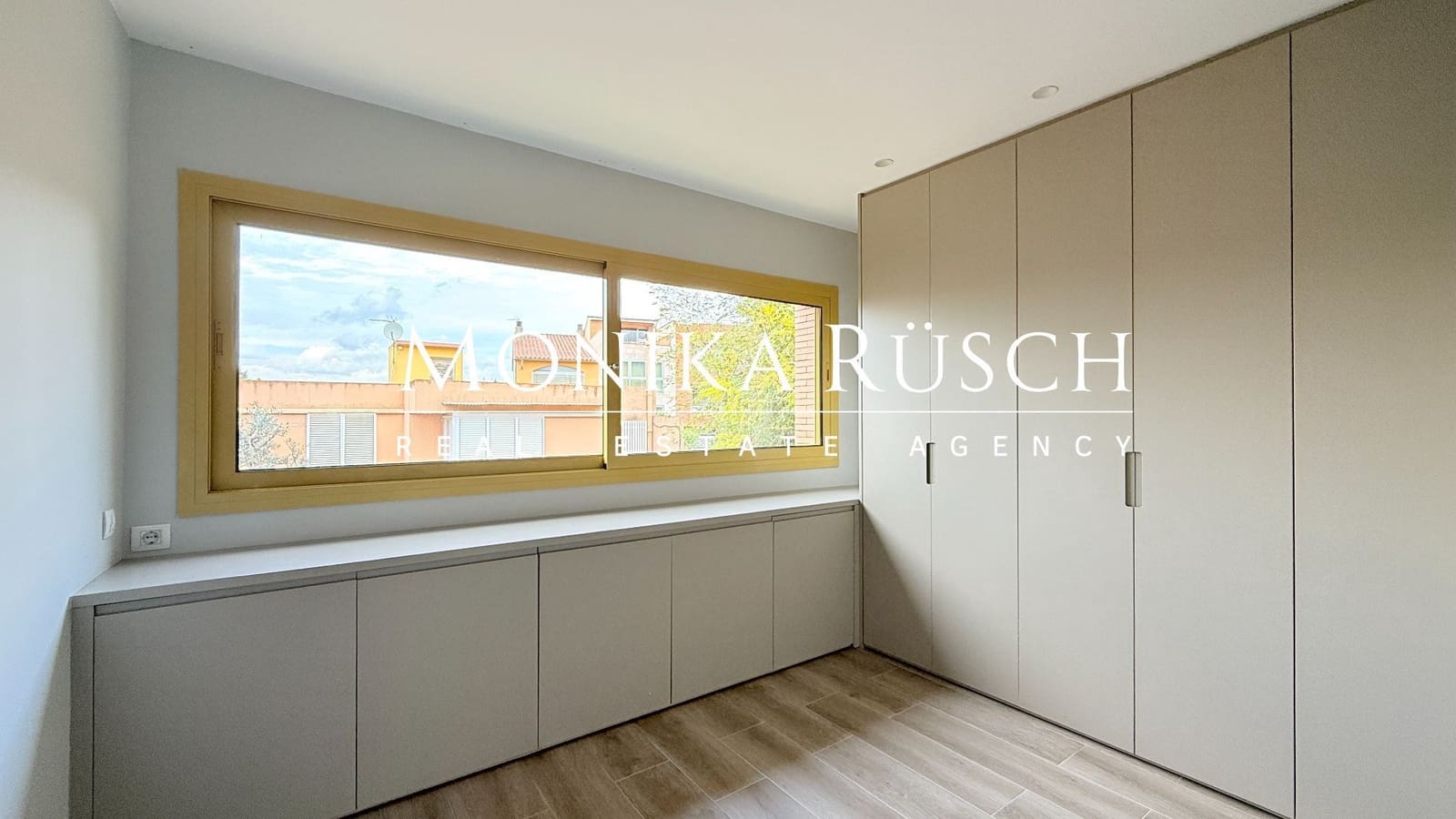 3 soveværelse Semi-Rækkehus til salg i Molins de Rei med garage - € 520.000 (Ref: 8892117)