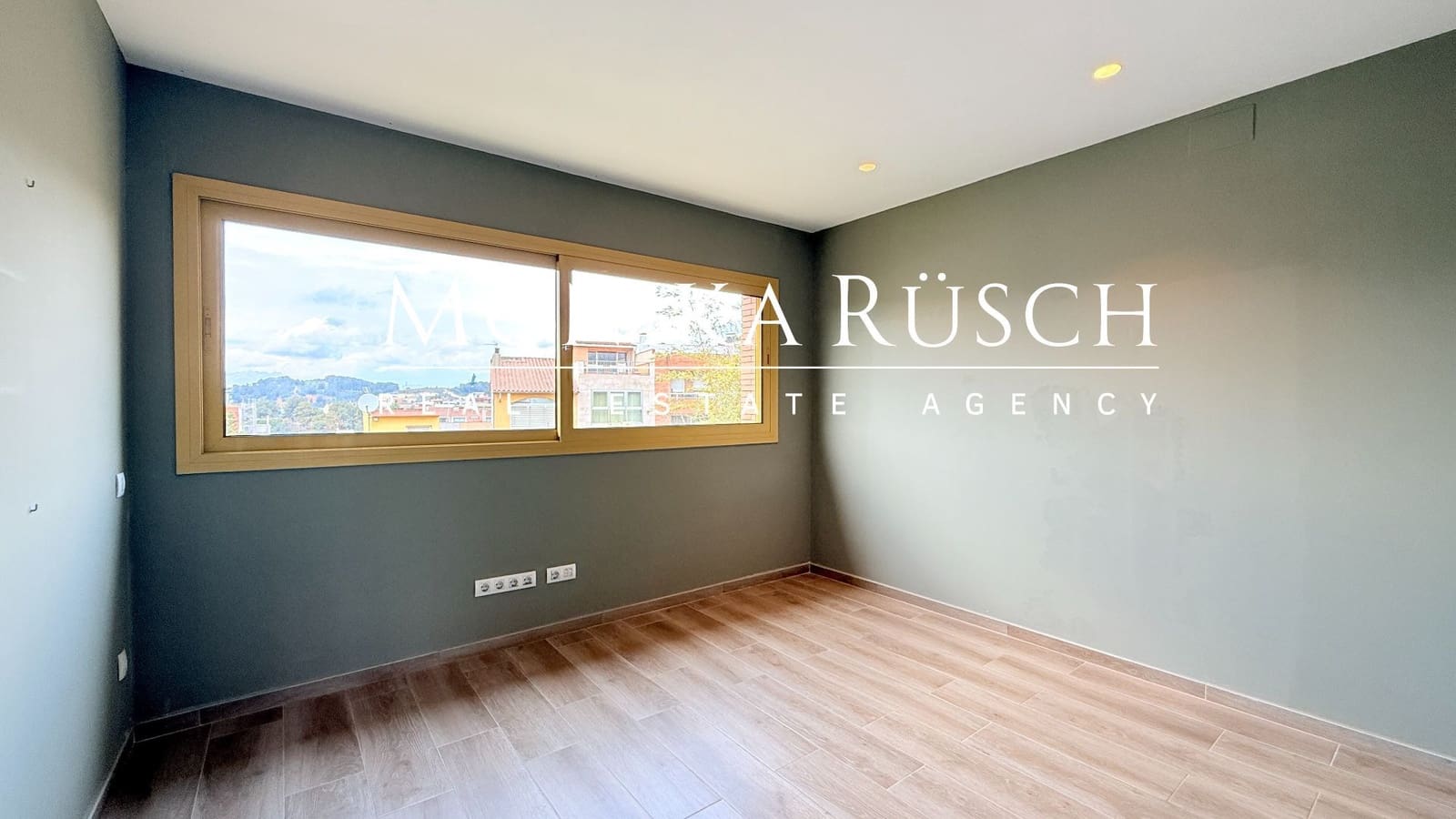 3 soveværelse Semi-Rækkehus til salg i Molins de Rei med garage - € 520.000 (Ref: 8892117)