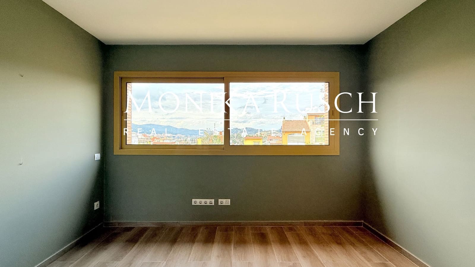 3 soveværelse Semi-Rækkehus til salg i Molins de Rei med garage - € 520.000 (Ref: 8892117)