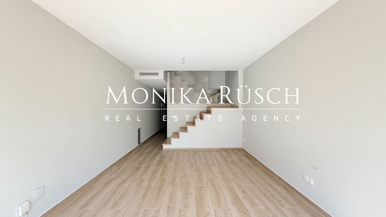 3 soveværelse Semi-Rækkehus til salg i Molins de Rei med garage - € 520.000 (Ref: 8892117)