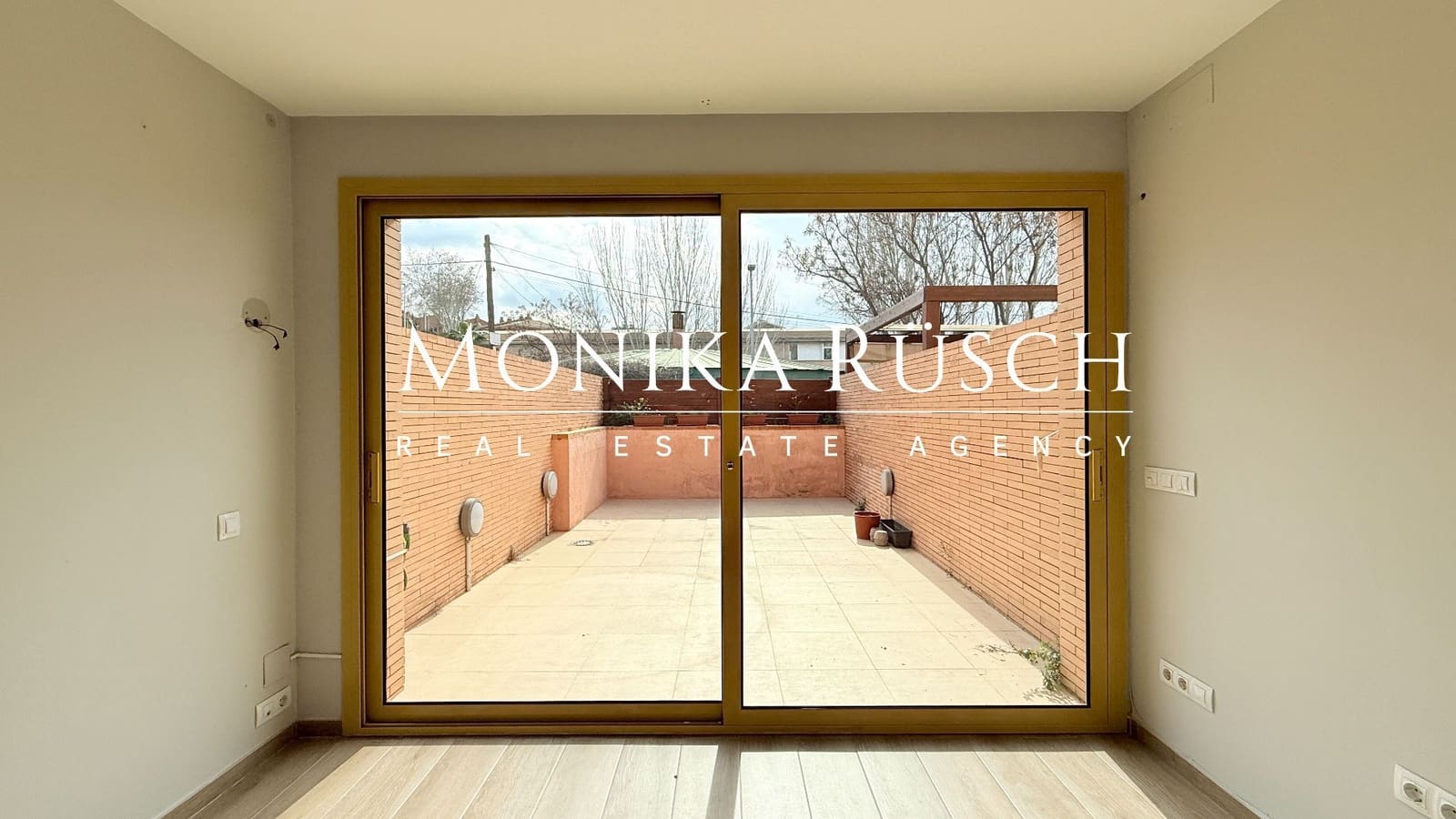 3 soveværelse Semi-Rækkehus til salg i Molins de Rei med garage - € 520.000 (Ref: 8892117)