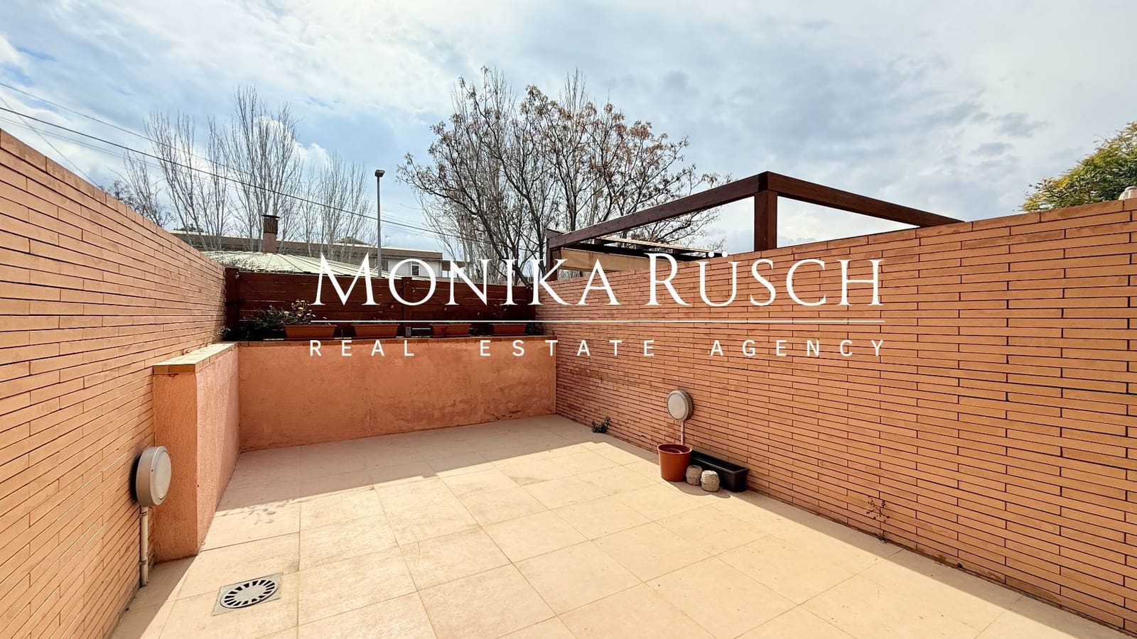 3 soveværelse Semi-Rækkehus til salg i Molins de Rei med garage - € 520.000 (Ref: 8892117)