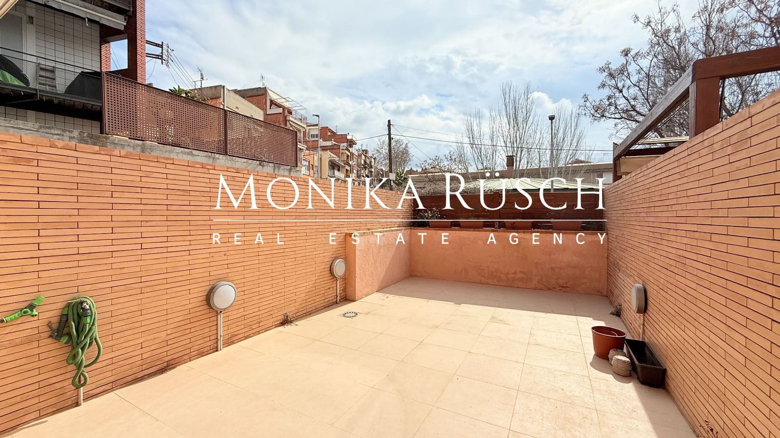 3 soveværelse Semi-Rækkehus til salg i Molins de Rei med garage - € 520.000 (Ref: 8892117)