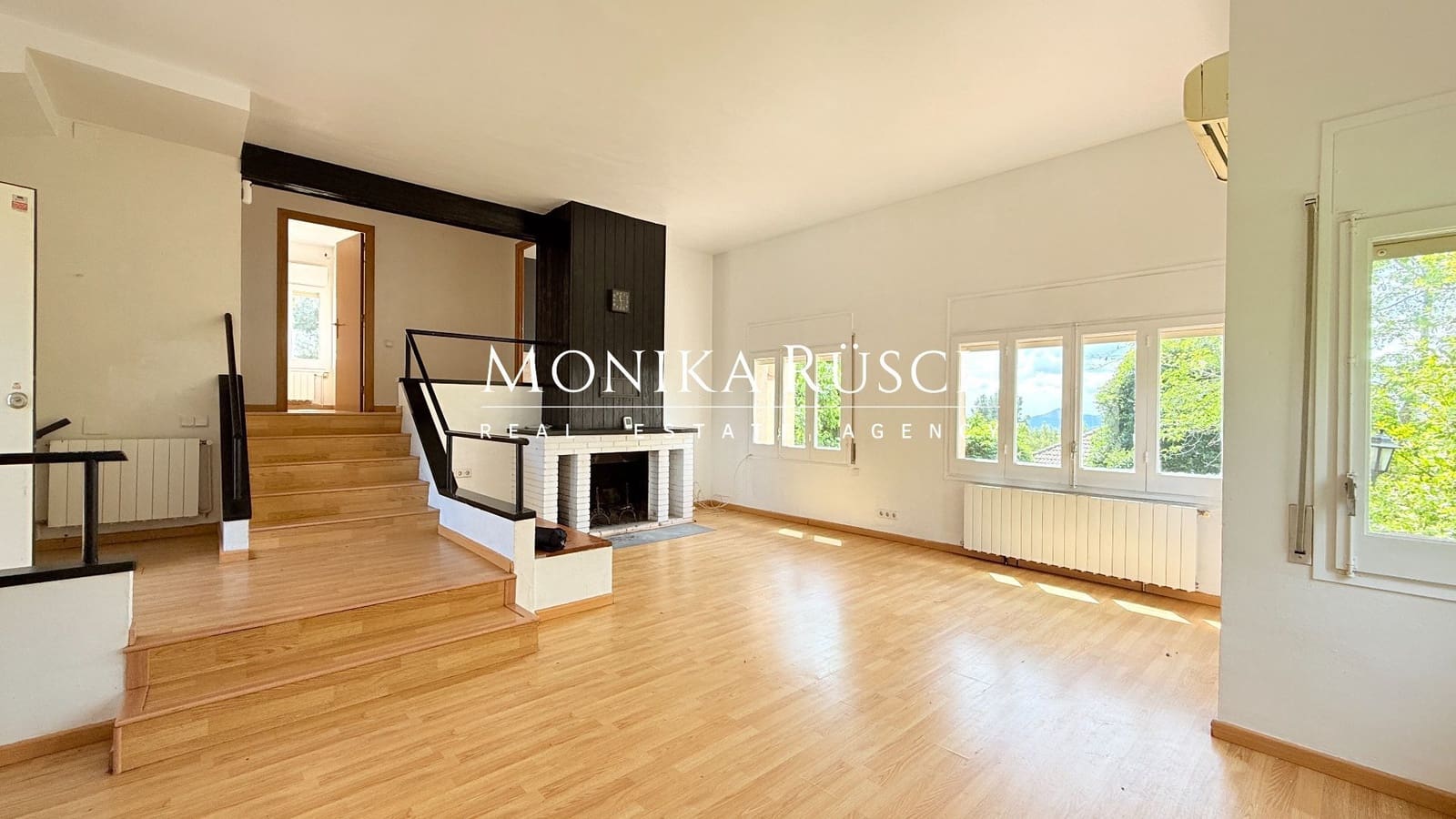 3 soverom Villa til salgs i Palleja med garasje - € 400 000 (Ref: 8982110)