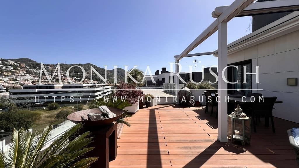 3 bedroom Penthouse for rent in Sitges with pool garage - € 5,500 (Ref: 9001028)