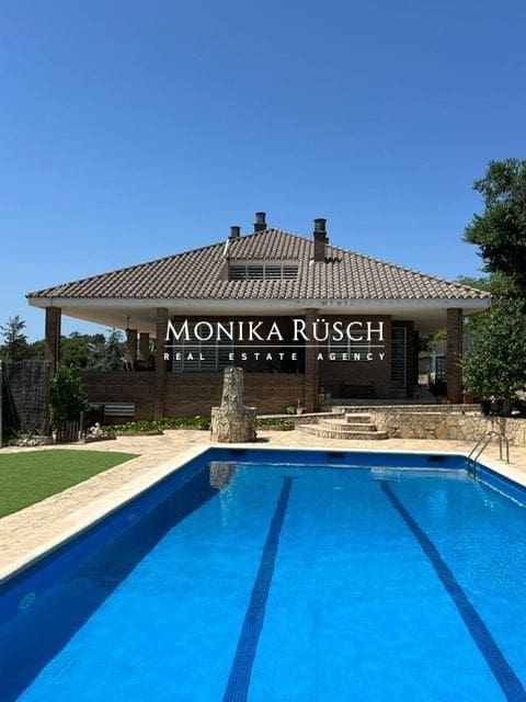 4 slaapkamer Villa te koop in Palleja met zwembad garage - € 750.000 (Ref: 9106254)