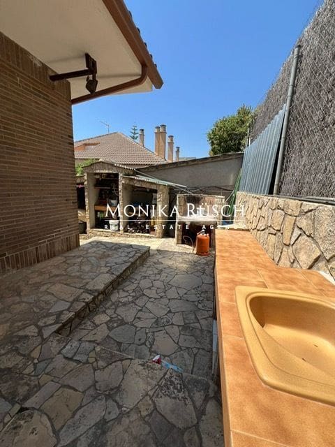 4 slaapkamer Villa te koop in Palleja met zwembad garage - € 750.000 (Ref: 9106254)