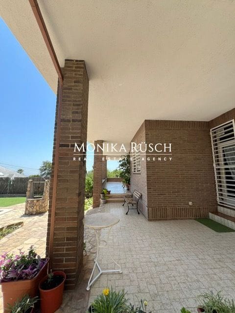 4 slaapkamer Villa te koop in Palleja met zwembad garage - € 750.000 (Ref: 9106254)