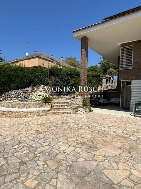 4 slaapkamer Villa te koop in Palleja met zwembad garage - € 750.000 (Ref: 9106254)