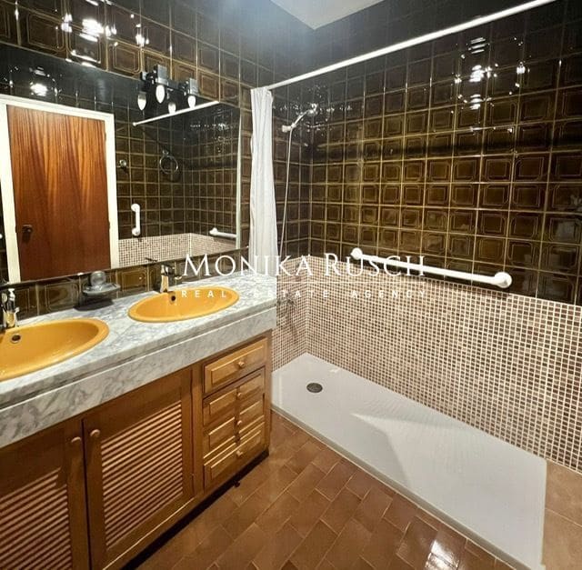 4 slaapkamer Villa te koop in Palleja met zwembad garage - € 750.000 (Ref: 9106254)