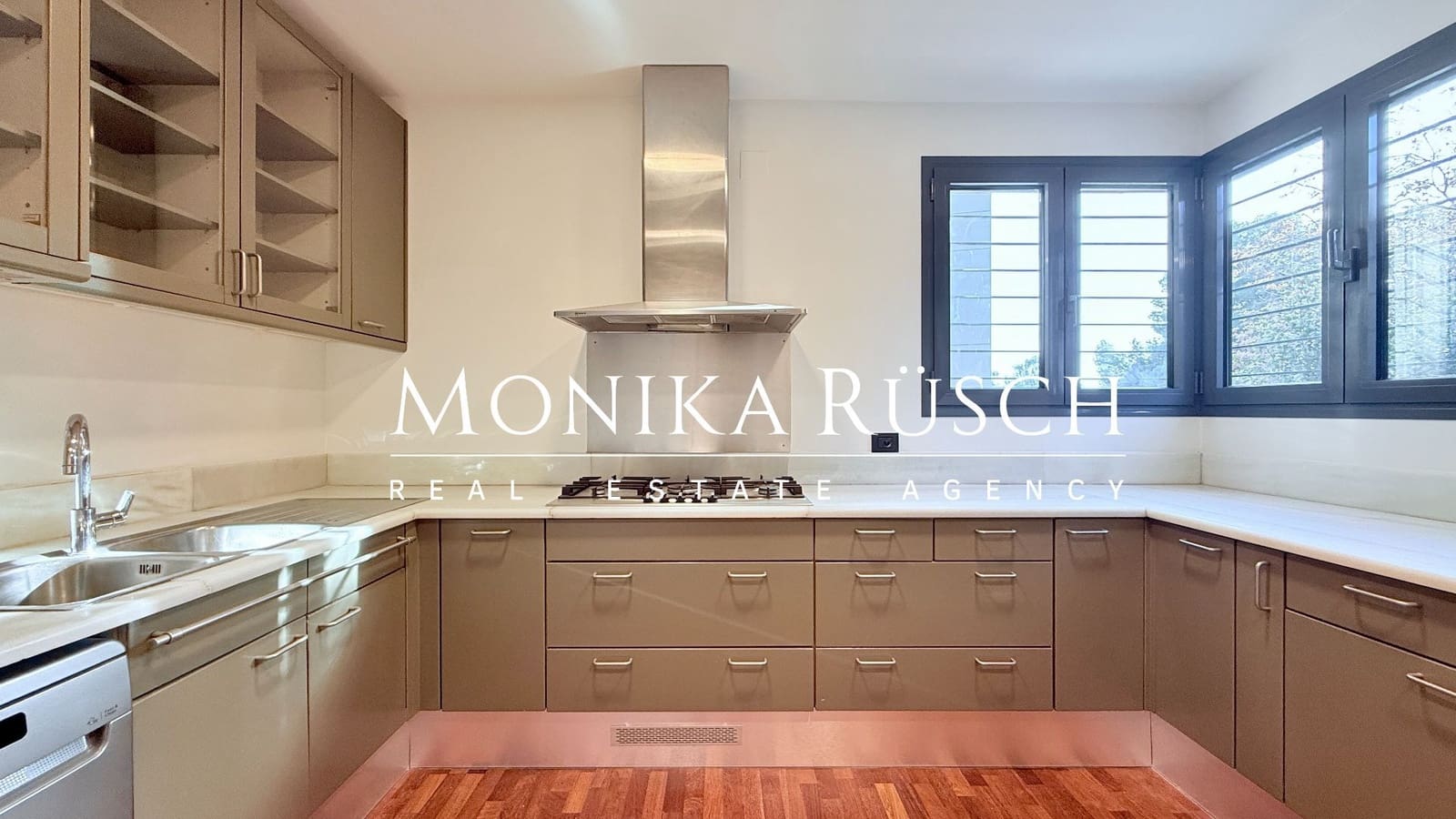 5 soveværelse Villa til leje i Barcelona by med garage - € 7.500 (Ref: 9448578)