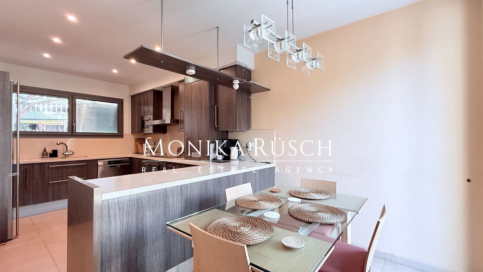 4 sovrum Villa till salu i Gava med pool garage - 1 650 000 € (Ref: 9503825)