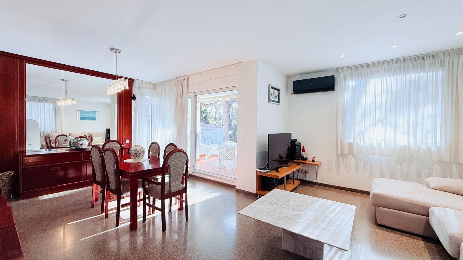 4 camera da letto Villa da affittare in Gava con piscina garage - 6.500 € (Rif: 9503826)