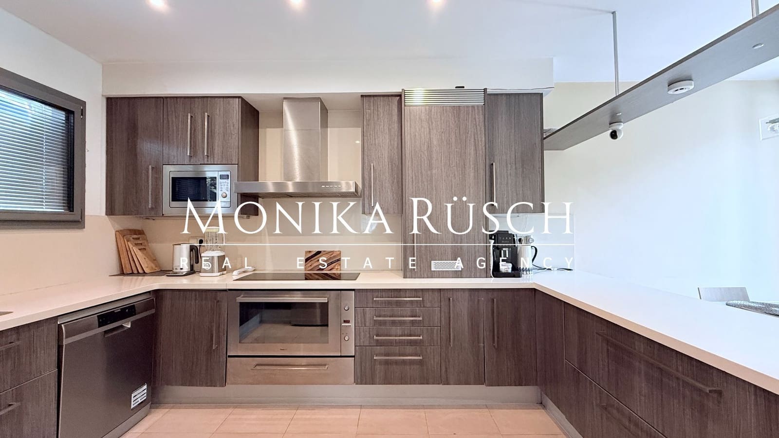 4 camera da letto Villa da affittare in Gava con piscina garage - 6.500 € (Rif: 9503826)