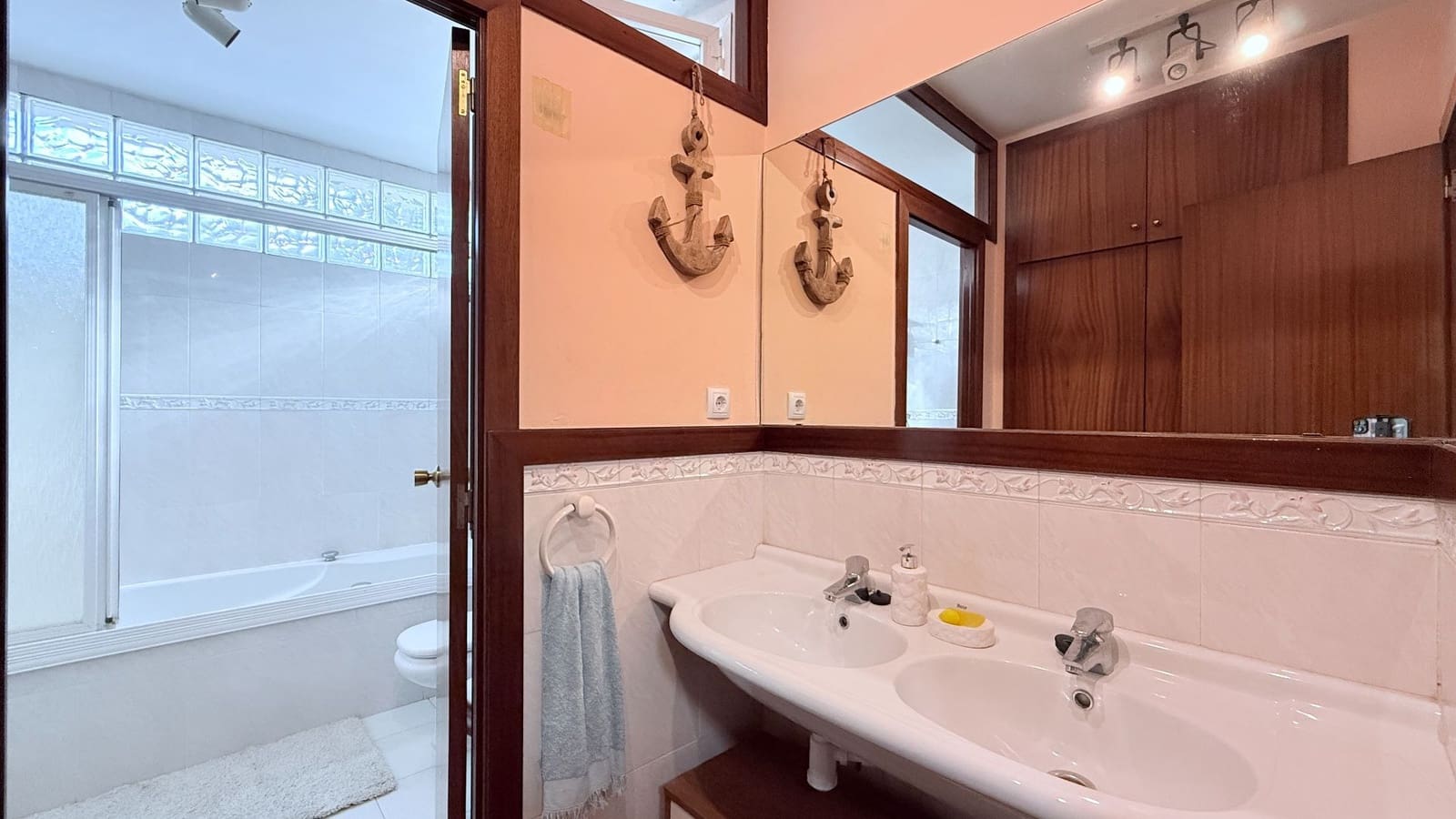 4 camera da letto Villa da affittare in Gava con piscina garage - 6.500 € (Rif: 9503826)