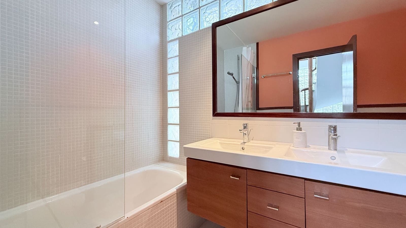 4 camera da letto Villa da affittare in Gava con piscina garage - 6.500 € (Rif: 9503826)