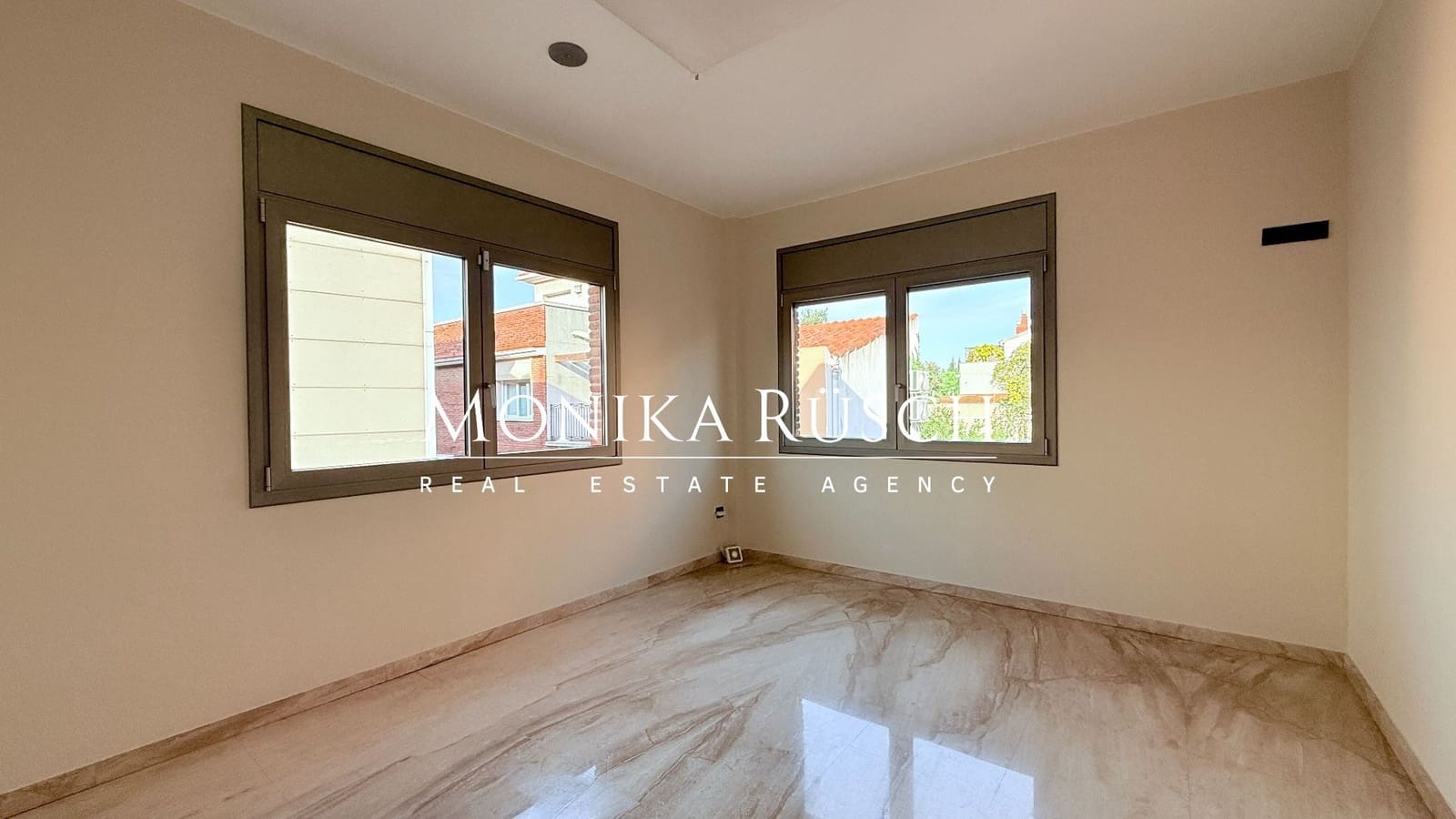 4 makuuhuone Huvila vuokrattavana paikassa El Prat de Llobregat mukana 
autotalli - 2 500 € (Ref: 9512009)