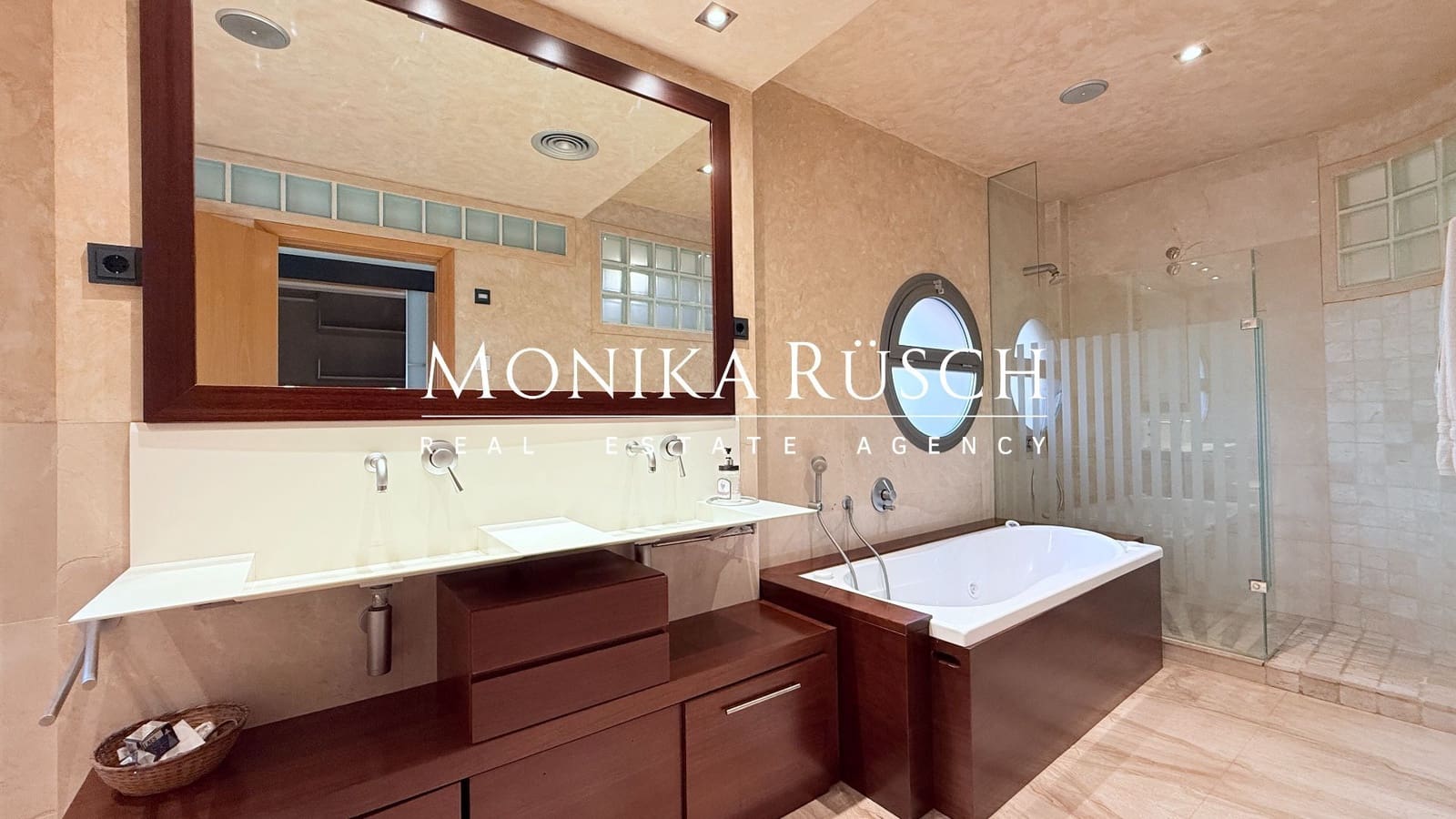 4 makuuhuone Huvila vuokrattavana paikassa El Prat de Llobregat mukana 
autotalli - 2 500 € (Ref: 9512009)